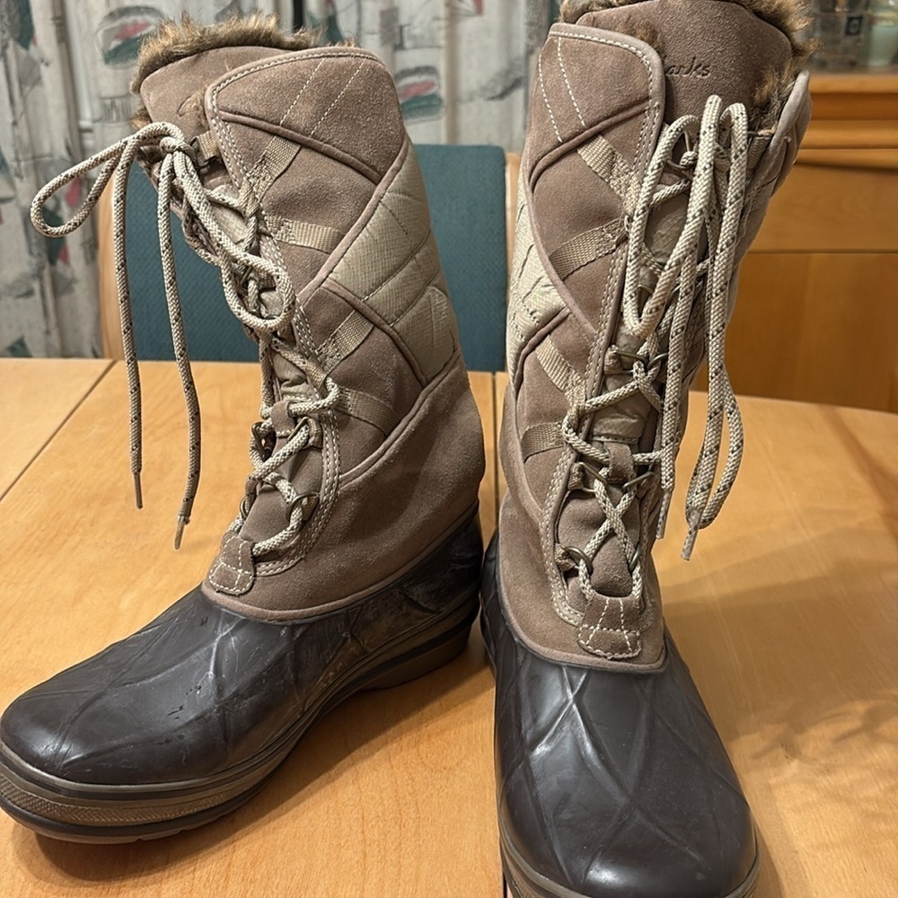 Clark’s Women’s Snow Boots.  Water resistant. Thinsulate  lining.  Size 8.5